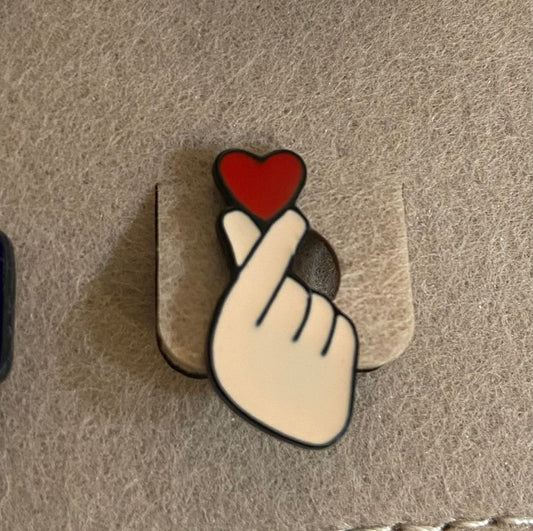 Kpop finger heart pin