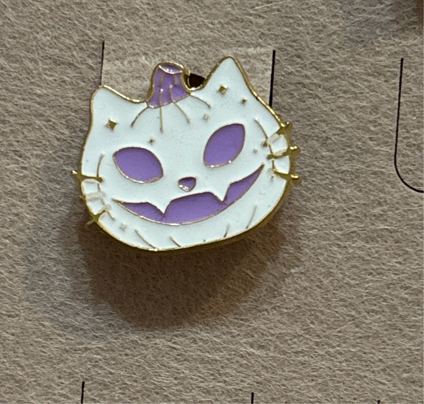 Cat jack-o’-lantern  pin