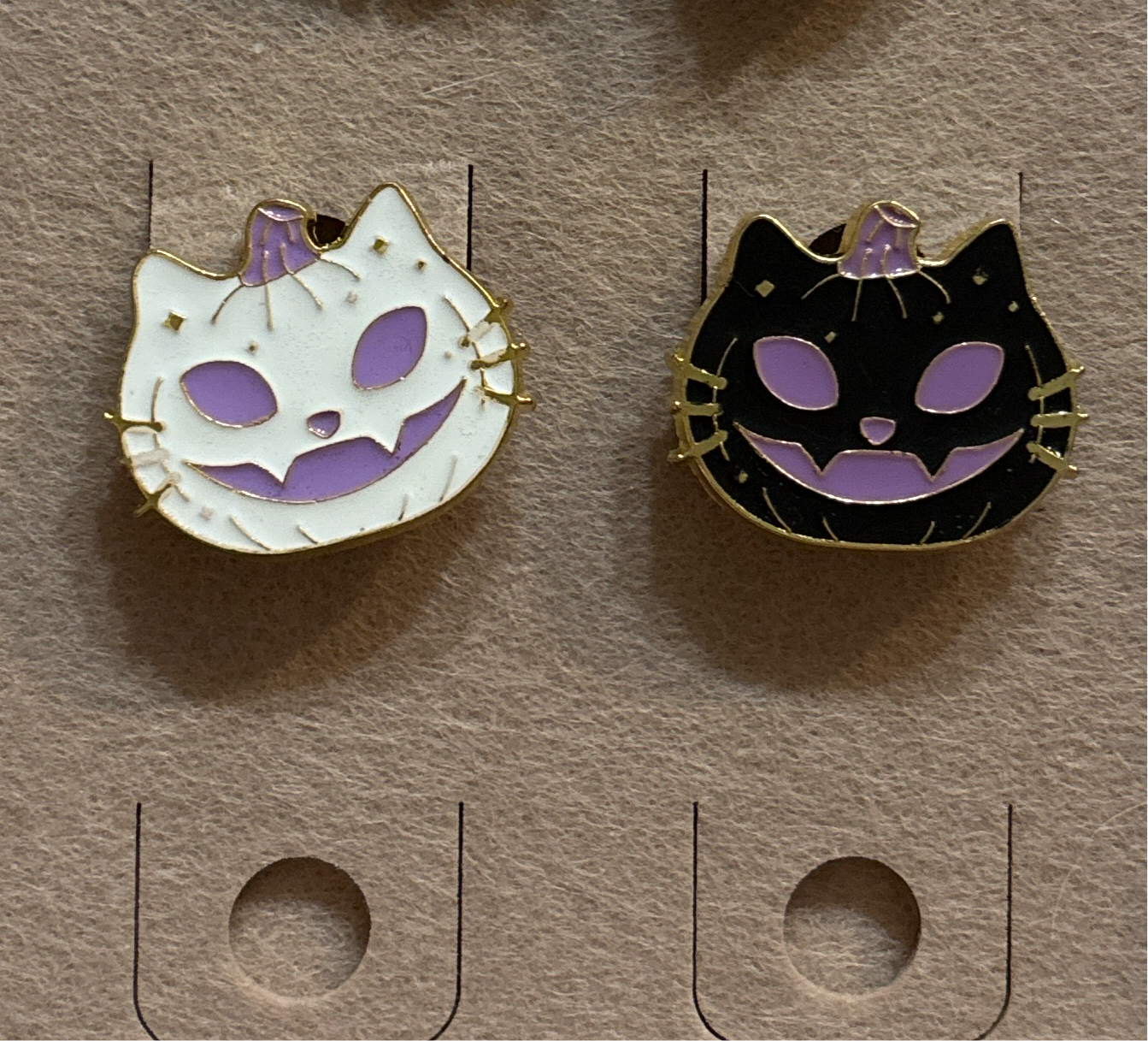 Cat jack-o’-lantern  pin