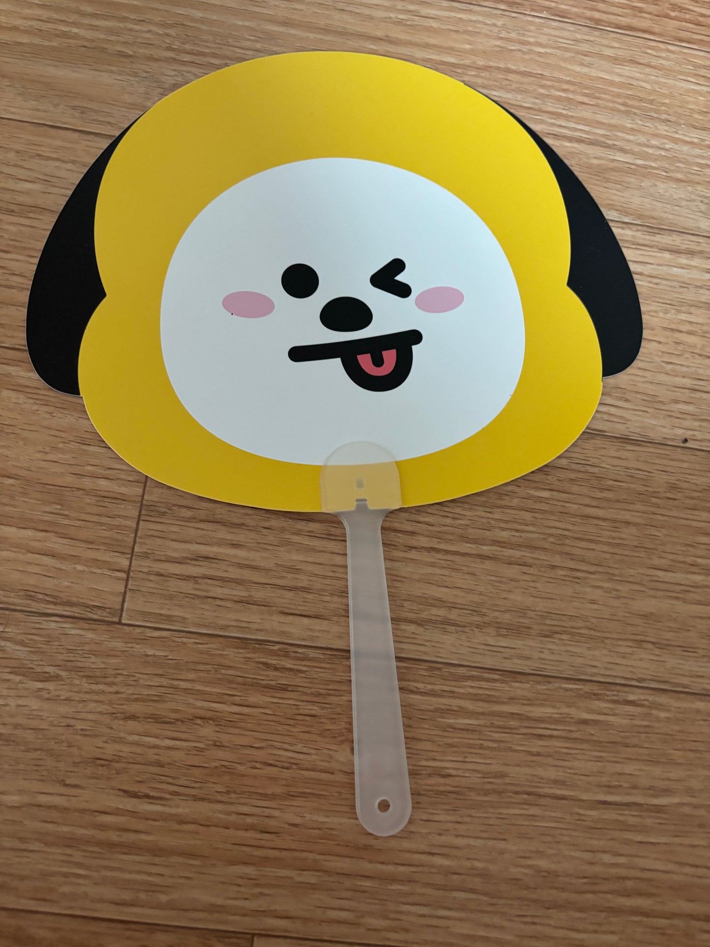 Various K-pop and Korean hand fans